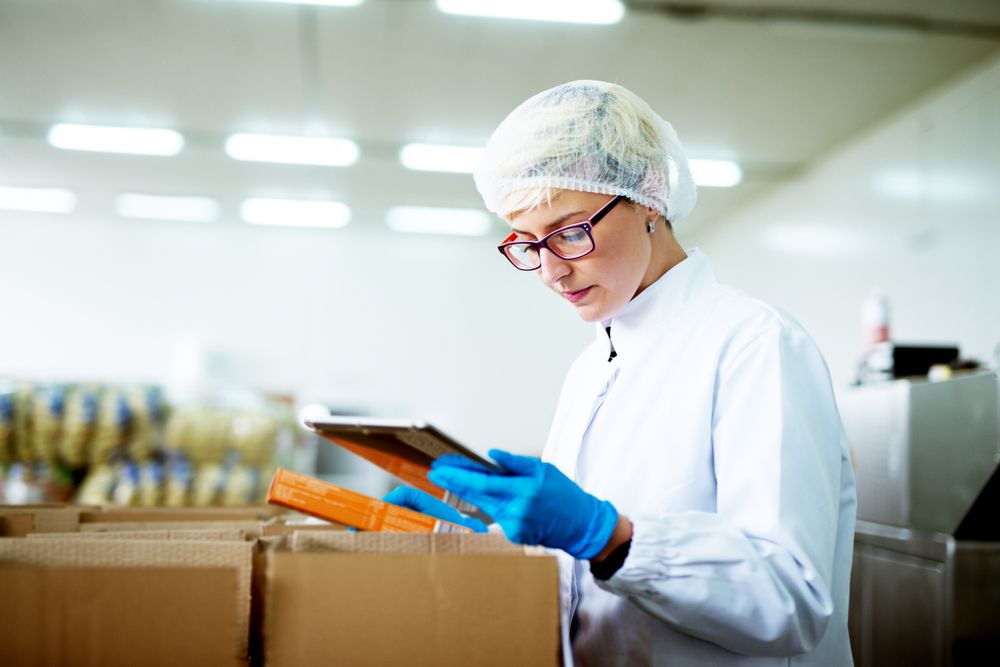 Блокировка небезопасных продуктов на кассах, соглашение по рыбе на ПМЭФ и рост производства свинины: главные новости пищепрома